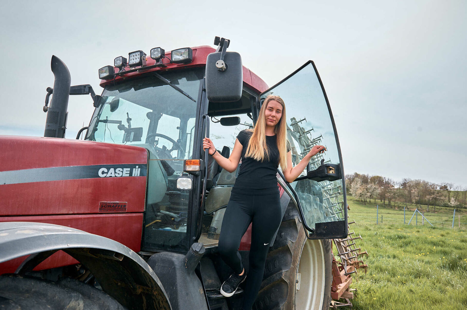 „Agrármérnöknek inkább férfiakat keresnek” – Mi történt Dorinával, a Vas megyei kombájnoslánnyal?