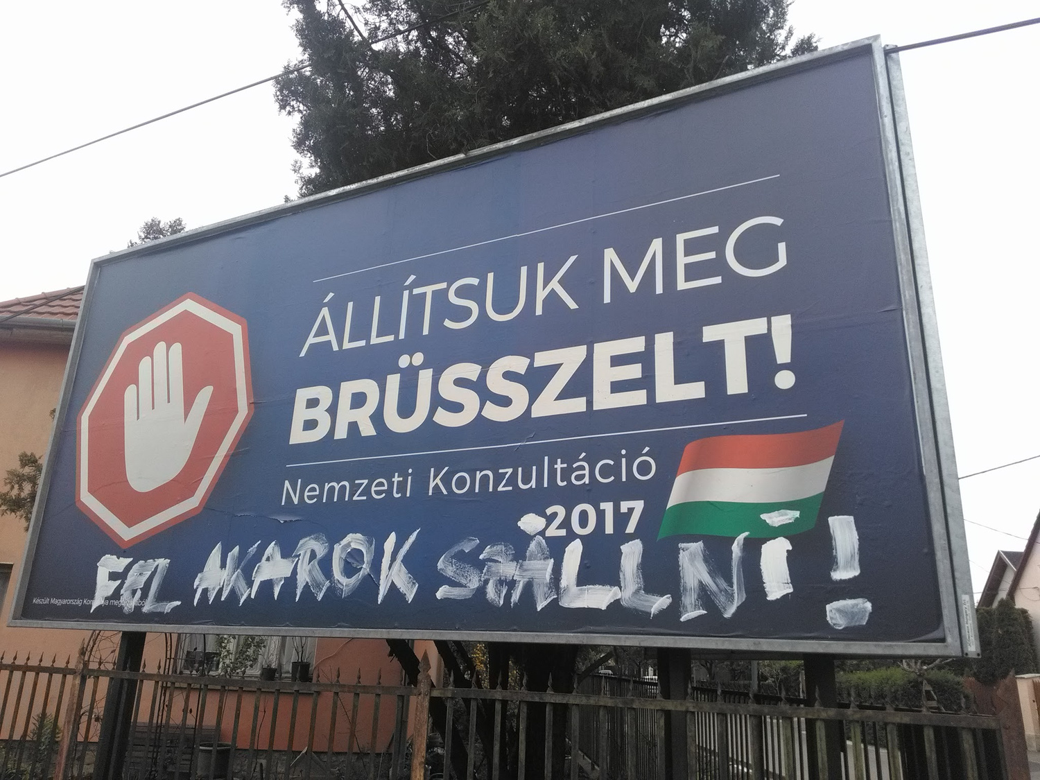 Brüsszelező plakát a keszthelyi mólón
