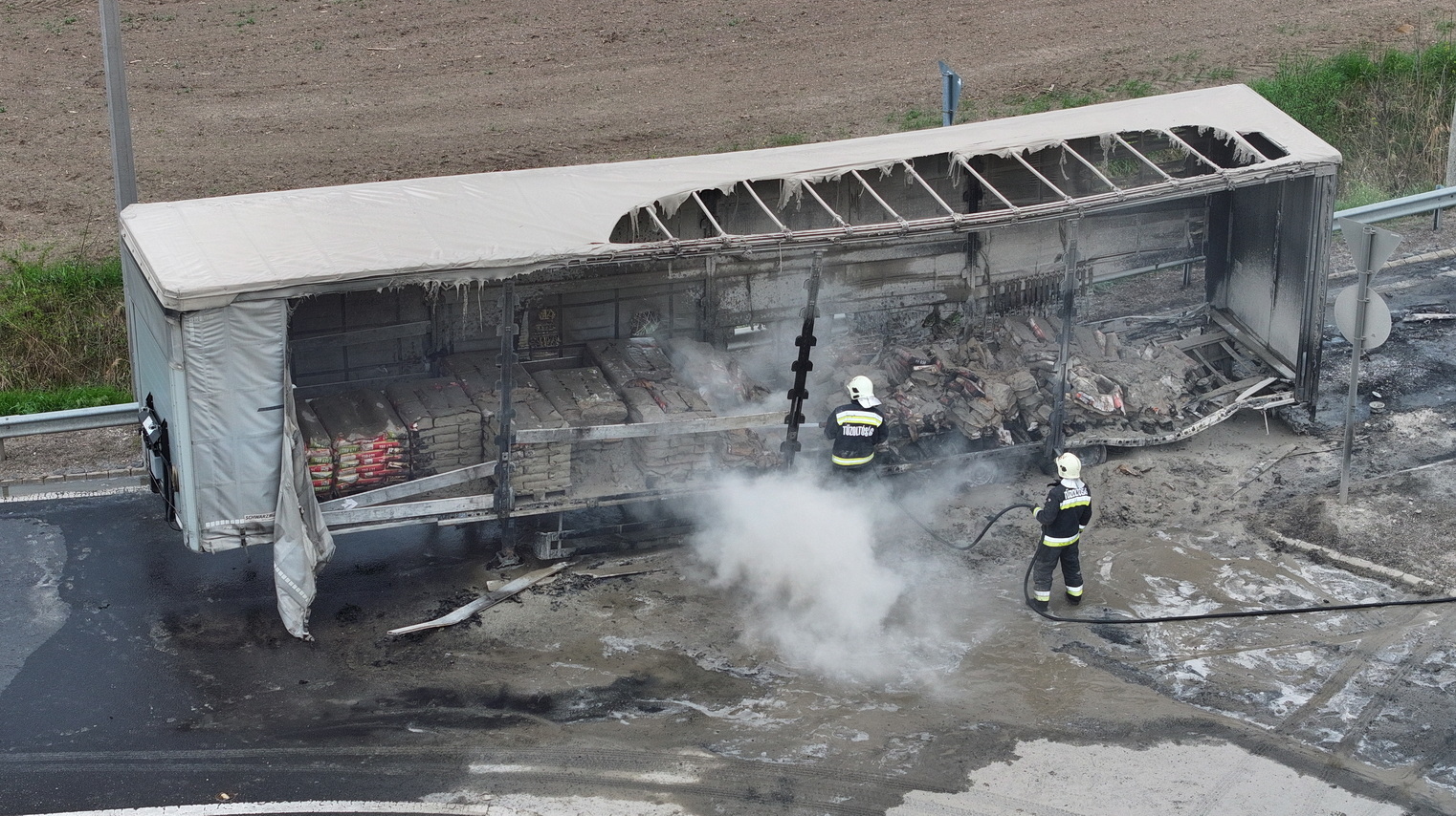 Videó: A 8-ason kiégett félpótkocsis szerelvény műszaki mentése, érdekességekkel Videó: A 8-ason kiégett félpótkocsis szerelvény műszaki mentése, érdekességekkel