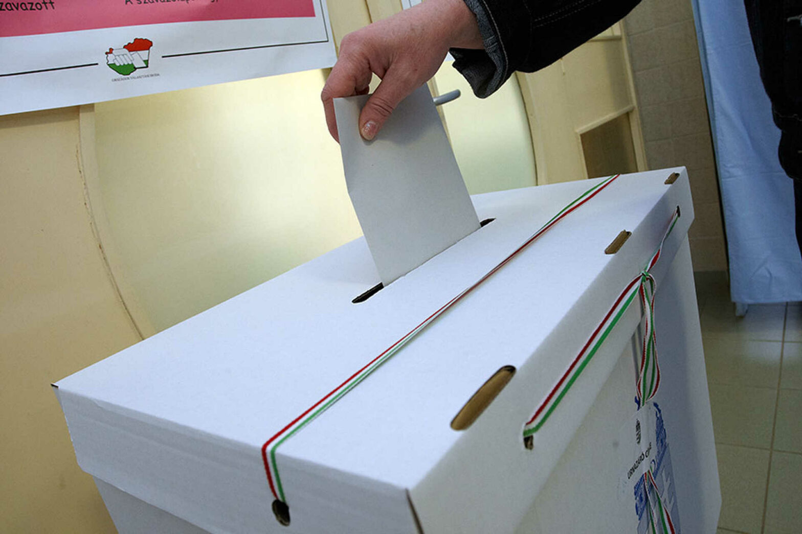Elárvereznek egy szavazólapot, amivel Hendét alkotmánybíróvá választották