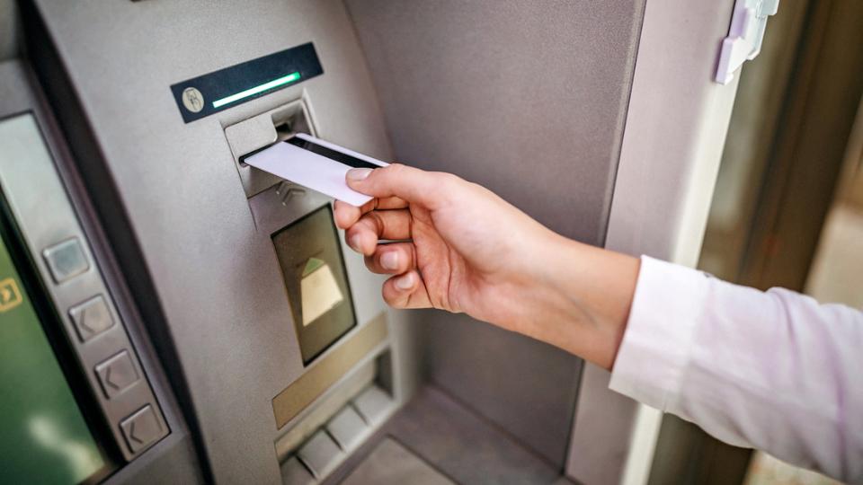 Több nagy bank is jelentős változásokat jelentett be a bankkártyáknál Több nagy bank is jelentős változásokat jelentett be a bankkártyáknál