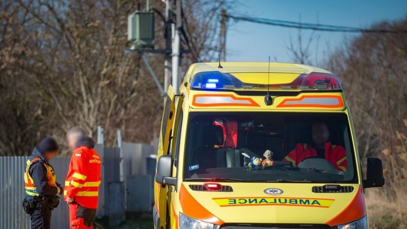 Azért hívta fel a segélyhívót, hogy feltöltesse a medencéjét a tűzoltókkal