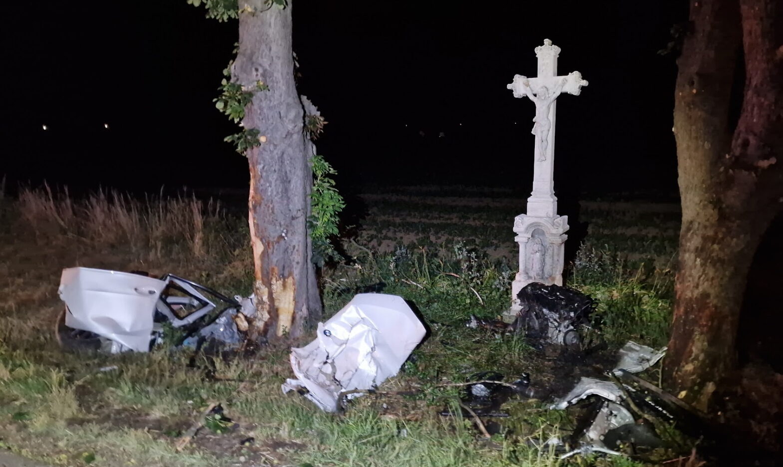 Azonnal meghalt a BMW SUV vezetője a 87-esen, Csempeszkopácsnál – fának csapódott az autó Azonnal meghalt a BMW SUV vezetője a 87-esen, Csempeszkopácsnál – fának csapódott az autó