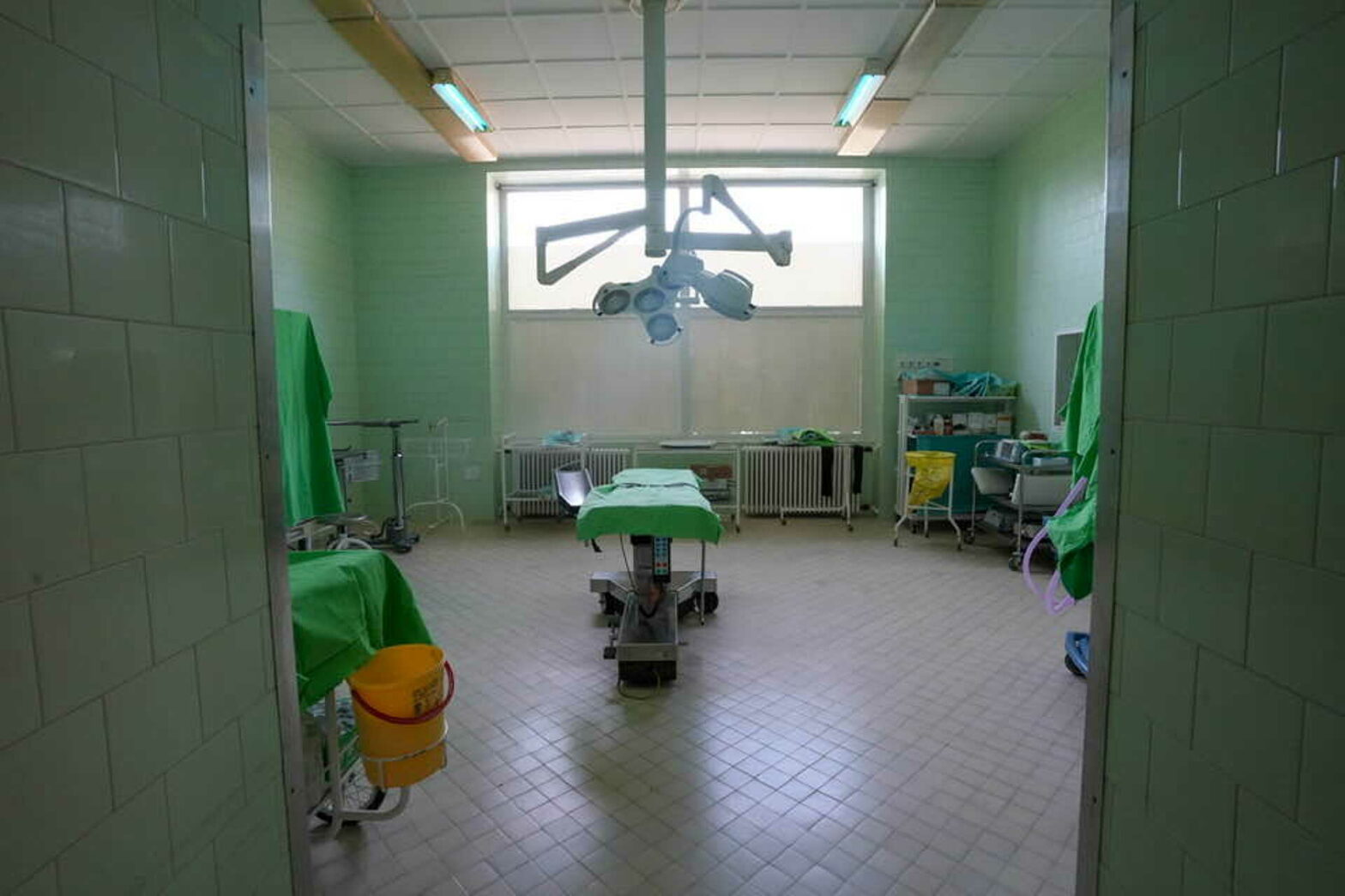 “Nemhogy klíma vagy steril légtechnika, de még ajtó sincs a szentesi kórház műtőiben” – Magyar Péterék jártak az intézményben “Nemhogy klíma vagy steril légtechnika, de még ajtó sincs a szentesi kórház műtőiben” – Magyar Péterék jártak az intézményben