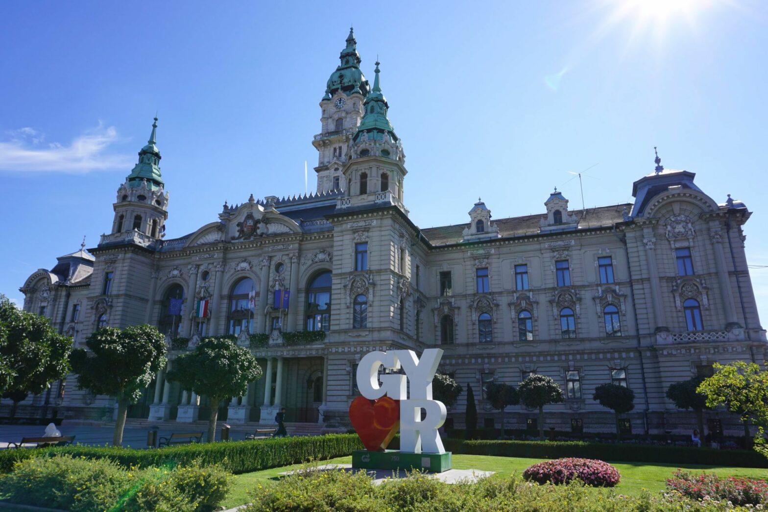 Egy Győr környéki váróteremben egy 16 éves lány előtt végzett önkielégítést